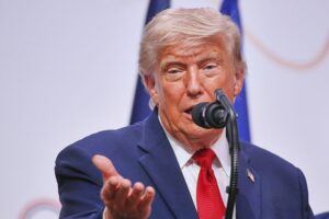 Trump begnadigt Personen wegen "Reparatur"-Strafverfolgung, kritisiert Biden-Regierung scharf.