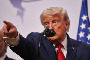 Donald Trump droht Iran mit Vernichtung. Raketen sind bereit, Verhandlungen sollen fortgesetzt werden.