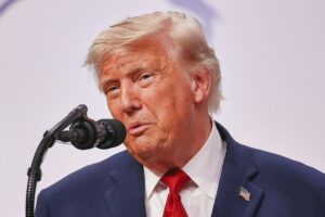 Donald Trump (Archiv) vor dem Hintergrund des Gazastreifens; Friedensrat-Entwaffnungs- und Stabilisierungskonzept.