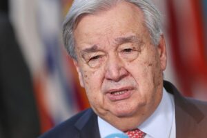 Antonio Guterres spricht auf Konferenz über globale KI-Kontrollen und deren Auswirkungen auf Gesellschaft.