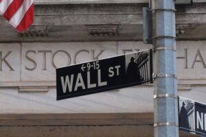 Wallstreet, New York: Uneinheitliche Börsenkurse, geopolitische Risiken und Zinspolitik im Fokus.