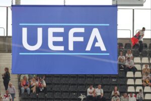 UEFA kritisiert FIFA-Entscheidung, Rot-Sperre von Balogun für WM Achtelfinale aufzuheben.