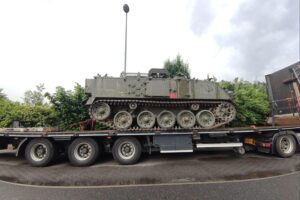 Panzer auf Lkw im Archiv – Bundesregierung genehmigt Rüstungsexporte, vor allem für die Ukraine.
