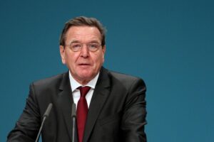 Gerhard Schröder, potenzieller Vermittler für Gespräche zwischen Ukraine und Russland, im Fokus.