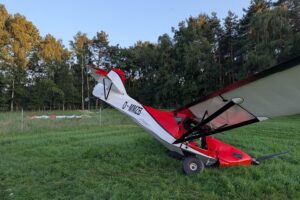 Ultraleichtflugzeugabsturz auf Wiese, Pilot leicht verletzt, Rettungskräfte vor Ort.