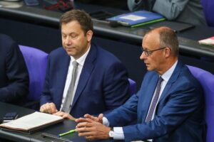 Lars Klingbeil und Friedrich Merz im Archivfoto; Umfrage zeigt große Unzufriedenheit mit Bundesregierung.