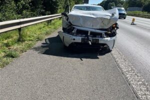Beschädigter Opel nach Auffahrunfall auf der A2 bei Bielefeld; Polizei Bielefeld, Archivfoto.