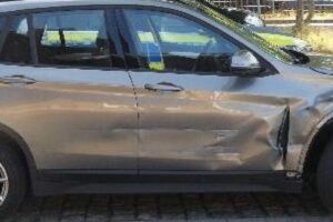 Beschädigter PKW auf Parkplatz in Meppen, Polizei sucht Zeugen nach Fahrerflucht (Sachschaden 10.000 Euro).