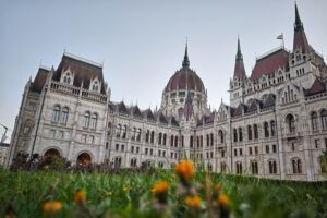 Ungarisches Parlament in Budapest; Blick auf das Gebäude, das die Absetzung von Präsident Sulyok beschließt.