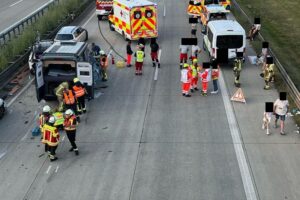 Unfall auf der A9 bei Bad Lobenstein: Wohnmobil prallt ungebremst in Rettungsgasse, mehrere Fahrzeuge kollidieren.