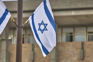 Israelische Flagge an der Knesset (Archiv), Symbol für Debatte um EU-Sanktionen gegen Israel.