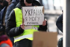 Ukrainische Flüchtlinge bei ihrer Ankunft in Deutschland, diskutiert über Aufenthalt und Asylpolitik.