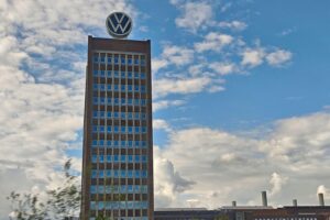 Volkswagen-Werk in Wolfsburg; Archivfoto des Autobauers, Gewinnrückgang und Sparpläne im Artikel.