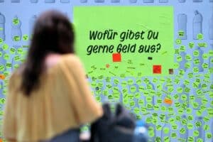 Brainstorming-Wand (Archiv) mit Notizzetteln, Symbolbild für Verbraucherstimmung in Deutschland, Einkommens- und Sparsignale.