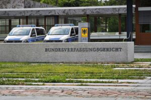 Bundesverfassungsgericht in Karlsruhe, Symbol für Rechtsprechung und Gesetzgebung, juristische Auseinandersetzung.
