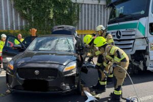 Sicherheitskräfte retten verletzte Person nach Verkehrsunfall auf der Autobahn A2.