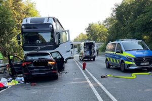 Schwerer Verkehrsunfall auf der B1: PKW kollidierte frontal mit Sattelzug, Rettungskräfte an der Einsatzstelle.