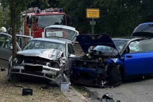 Frontalkollision zweier Autos auf der B423 bei Gimbsbach, Verletzte, Polizei- und Feuerwehreinsatz.