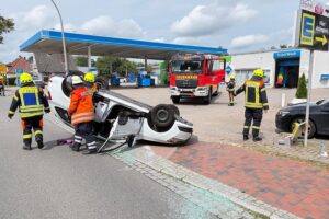 Zwei Unfall-Pkw auf der B75 in Sottrum, Feuerwehr im Einsatz; verunfalltes Auto liegt auf dem Dach.