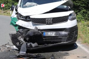 Verunfallter Fiat Scudo und Lkw auf Landstraße, Einsatz von Polizei und Rettungsdiensten sichtbar.