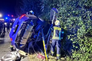 Verunfallter Pkw auf dem Dach, Feuerwehr und Rettungsdienst am Einsatzort in Dinslaken.