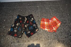 Ein Trauerfall: Kleidung eines jungen Mannes am Wasser, Suche nach Identität und Informationen.