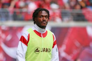 Dan-Axel Zagadou feiert Vertragsverlängerung mit VfB Stuttgart bis 2027. Fußball-Begeisterte jubeln!