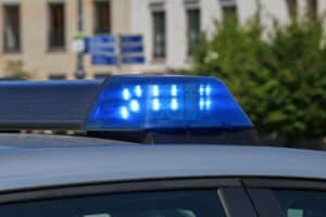 Polizei und Feuerwehr am Unfallort auf der A46 bei Wuppertal; mehrere verletzte Menschen nach Kollision von fünf Pkw.