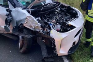 Unfallauto gegen Baum, Polizei und Rettungskräfte vor Ort, Bielefeld-Brönninghausen.