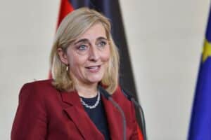 Nina Warken präsentiert wichtige Änderungen zur Krankenkassenfinanzierung im Bundestag, finanziell entlastend für Versicherte.
