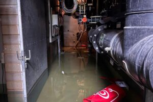 Feuerwehr pumpt Wasser aus dem vollgelaufenen Technikkeller des Westerwaldbads Westerburg, Strom abgeschaltet.