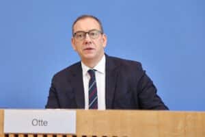 Henning Otte (CDU) warnt Pistorius: Benachteiligungen, Beförderungsstopp und Probleme beim Personalaufbau der Bundeswehr.