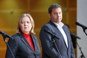 Bärbel Bas und Lars Klingbeil (Archivfoto) bei einem SPD-Termin, im Hintergrund Berlin.