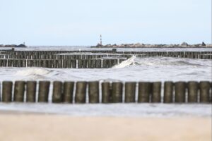 Archivfoto: Küstenschutz in Mecklenburg-Vorpommern bei Wind, dazu Tiefdruck und aufziehender Regen.
