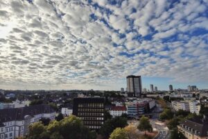 Stadtpanorama von Essen im Wechselwetter: bewölkter Himmel mit Sonne, trocken und später Gewitter möglich.