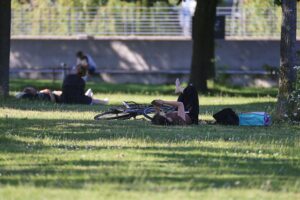 Sommerliches Wetter in Rheinland-Pfalz: sonnig-warm, leicht bewölkter Himmel, Temperaturen bis etwa 30 Grad.