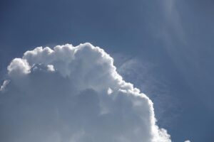 Blauer Himmel mit Schönwetterwolken, symbolisiert das aktuelle, freundliche Wetter in Sachsen-Anhalt.