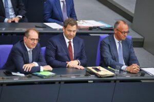 Drei Politiker diskutieren Steuerreform; Bedenken zur Finanzierbarkeit und Sozialpolitik dominieren das Gespräch.
