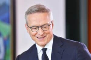 Bundesdigitalminister Karsten Wildberger warnt vor US-Abhängigkeit bei KI; Sicherheitsdebatte, erkennbar am Foto vor ARD.