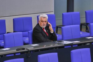 Armin Willingmann (SPD) posiert im Archivfoto; er kritisiert EU-Bürokratie beim Wasserstoffausbau in Sachsen-Anhalt.