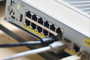 Netzwerk-Patchpanel symbolisiert den besorgniserregenden transatlantischen Datenverkehr und rechtliche Unsicherheiten für Unternehmen.