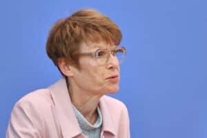 Veronika Grimm fordert, auf Reform der Schuldenbremse notfalls zu verzichten, Schulden steigen.