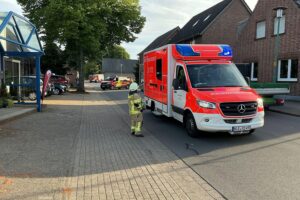 Brand in Kalkar: Feuerwehr rettet Bewohnerin und Katze aus stark verrauchter Wohnung.