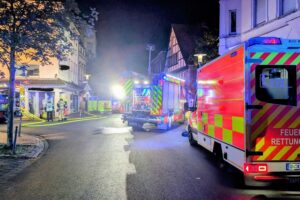 Feuerwehr bei Wohnungsbrand in der Kamener Innenstadt, Drehleiter im Einsatz, mehrere Verletzte.
