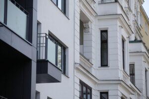 Wohneinheit mit barrierefreier Fassade, symbolisiert altersgerechtes Wohnen und Wohnungsbedarf in Deutschland.