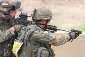Bundeswehr-Soldat mit Pistole (Archiv) vor Hintergrund steigender Kriegsdienstverweigerungsanträge.