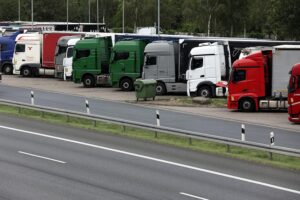 Mautpflichtige Lkw auf Autobahn, symbolisiert Verkehr und Wirtschaftlichkeit in Deutschland.