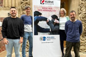Feierliche Veranstaltung zur Initiative „Kurve kriegen“ mit Polizei und Unterstützern in Münster.
