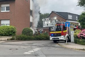 Dichter Rauch aus einer Souterrainwohnung eines Mehrfamilienhauses in Dortmund-Löttringhausen; Feuerwehr im Einsatz.