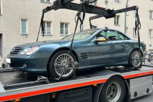 Sichergestelltes Fahrzeug vor dem Hauptzollamt Berlin (Archiv) im Kontext von Ermittlungen wegen Schwarzarbeit.